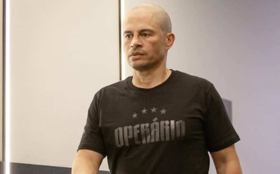 Alex não é mais técnico do Operário-PR (Foto: Arquivo pessoal)