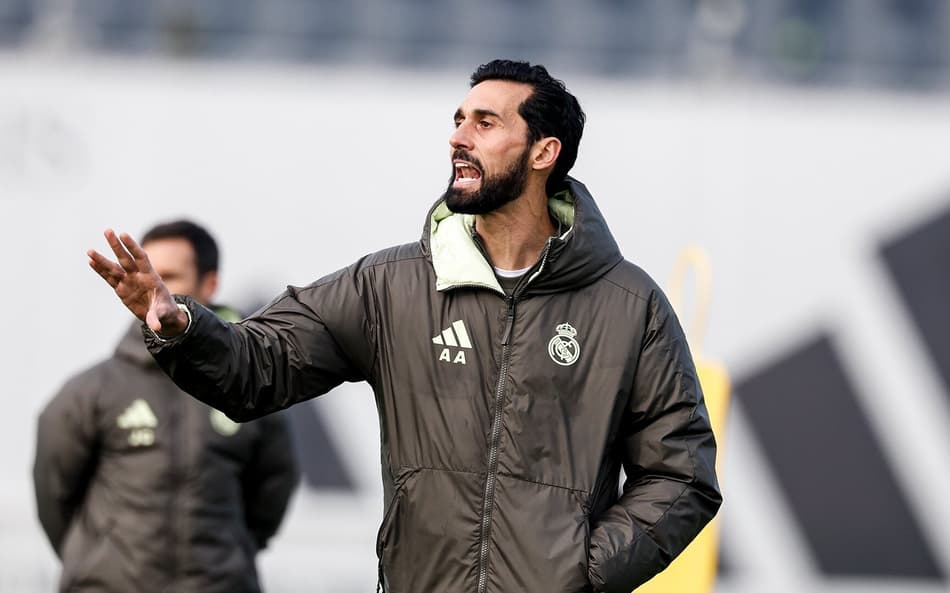 Álvaro Arbeloa no primeiro treino como técnico do Real Madrid (Foto: Divulgação/X)