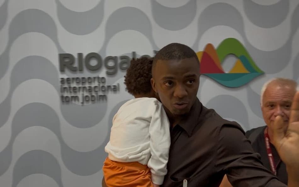 Andrew, novo goleiro do Flamengo, chegando no aeroporto do Rio de Janeiro (Foto: Mauricio Luz/Lance!)