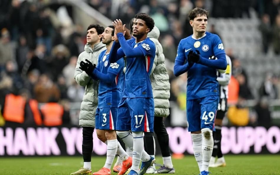 Andrey Santos em ação pelo Chelsea (Foto: Reprodução/X)