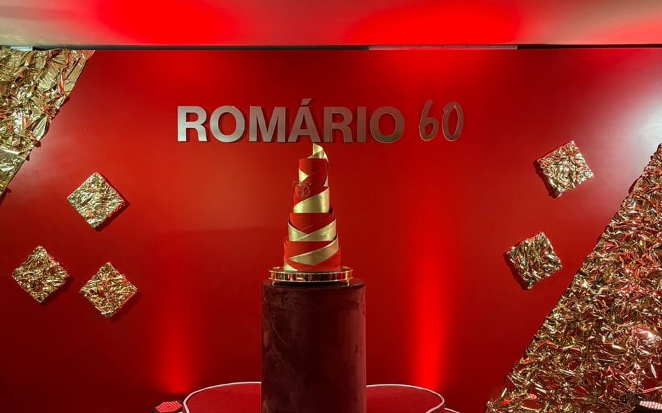 Jogadores do Flamengo marcam presença em aniversário de Romário