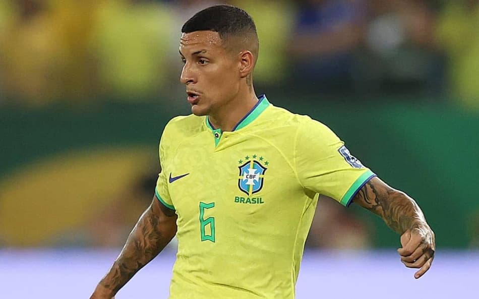 Arana desembarca no Rio para assinar com o Fluminense