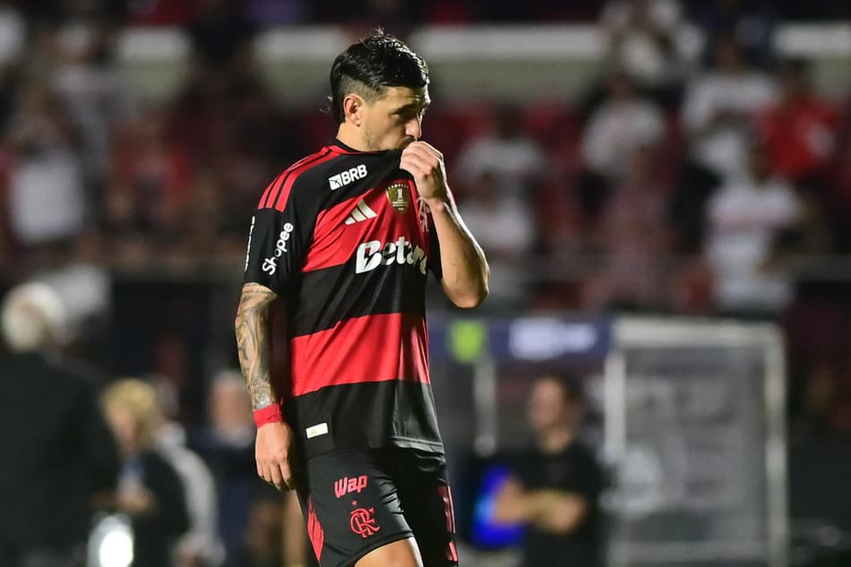 Arrascaeta em campo pelo Flamengo em partida contra o São Paulo pelo Brasileirão (Foto: Eduardo Carmim/Photo Premium/Gazeta Press)