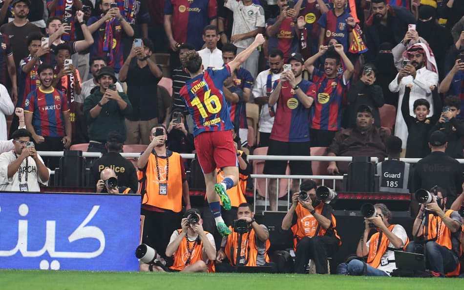 Com dois de Raphinha, o Barcelona goleou o Athletic de Bilbao pela Supercopa da Espanha (Foto: Fadel SENNA / AFP)