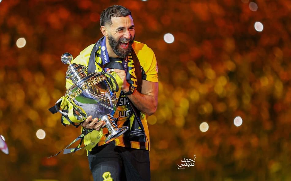 Benzema com o troféu da Copa da Arábia Saudita (Foto: Reprodução/X)
