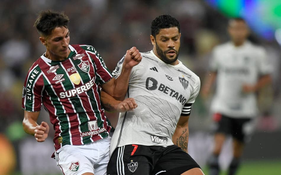 Facundo Bernal e Hulk em Fluminense x Atlético-MG, no Maracanã, pela Libertadores. (Foto: Daniel RAMALHO / AFP)