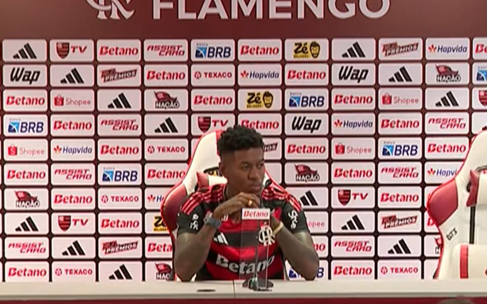 Vitão é apresentado no Flamengo (Foto: reprodução / Flamengo TV)