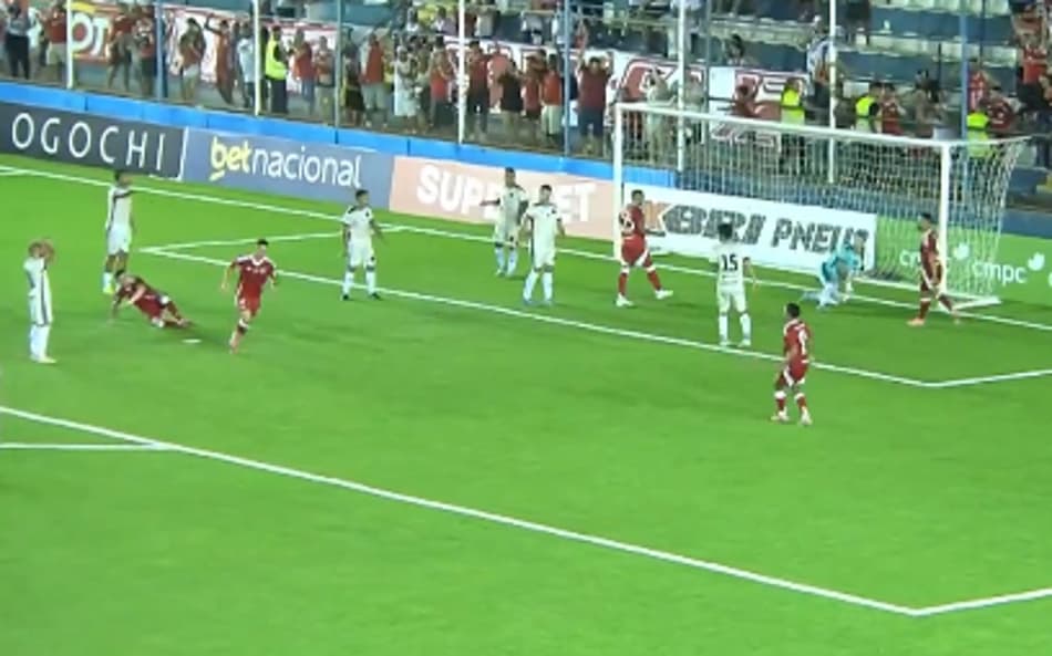 Borré marca para o Internacional sobre o Monsoon pelo Gaúcho