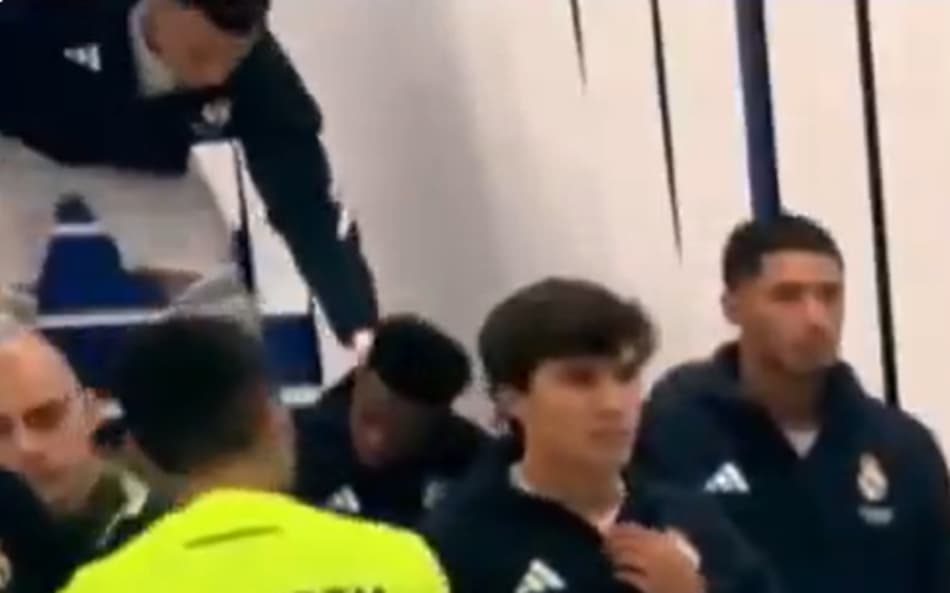 Mbappé faz gesto para consolar Vini Jr