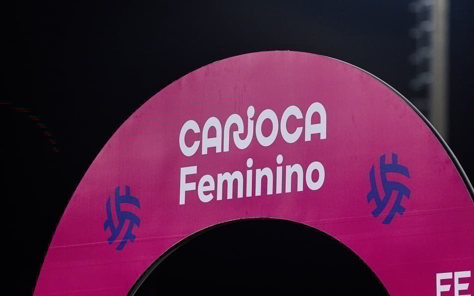 Placa do Campeonato Carioca Feminino de 2025 antes da final entre Flamengo e Fluminense (Foto: Marina Garcia/FFC)