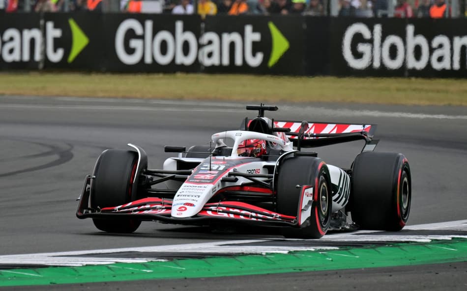 Francês Esteban Ocon, da Haas, no treino classificatório para o GP da Inglaterra (foto: Andrej ISAKOVIC / AFP)