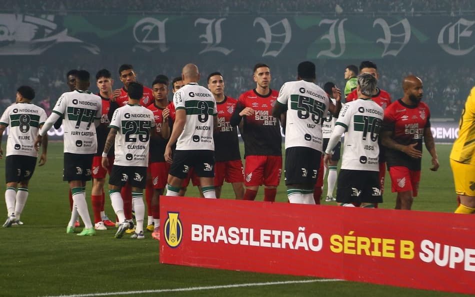 Athletico e Coritiba voltam à Série A e investem pouco em reforços para 2026