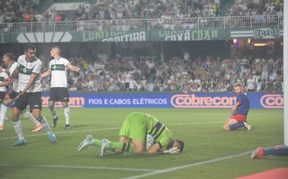 Pedro Morisco faz grandes defesas, mas admite erro em derrota do Coritiba: 'Não pode vacilar'