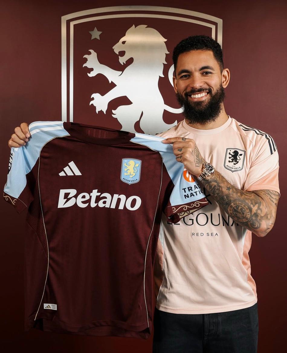 Douglas Luiz, ex-Vasco, em apresentação pelo Aston Villa (Foto: Reprodução/X)