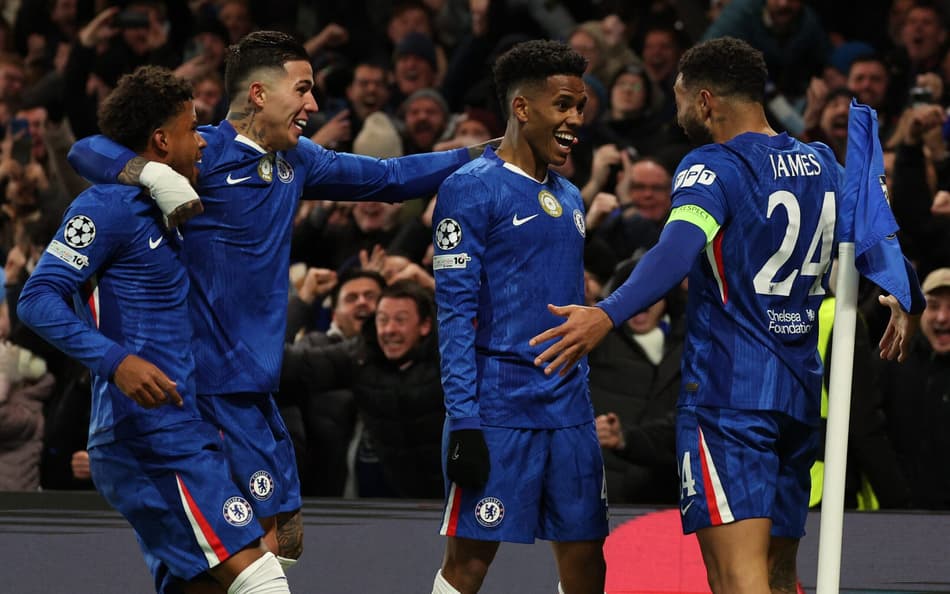 Com golaço de Estêvão, o Chelsea venceu o Barcelona por 3 a 0, pela Champions League (Foto: Adrian Dennis / AFP)