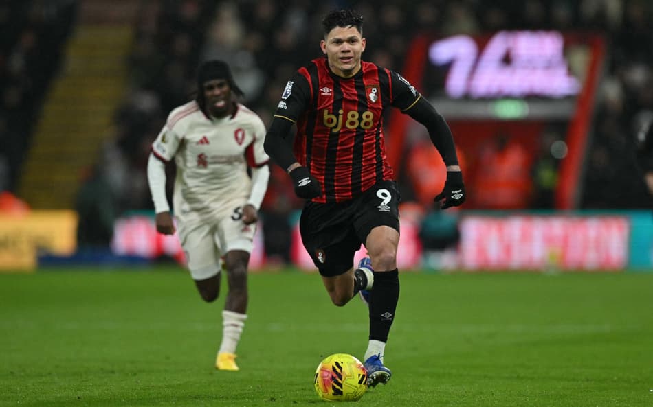 Evanílson em ação pelo Bournemouth contra o Liverpool, pela Premier League