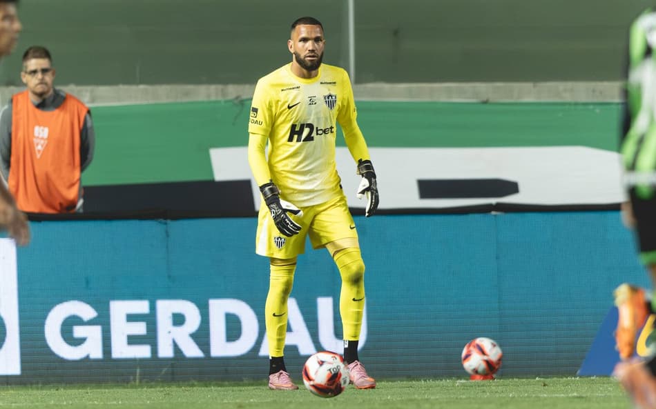 Éverson em América e Atlético (Foto: Pedro Souza / Atlético)