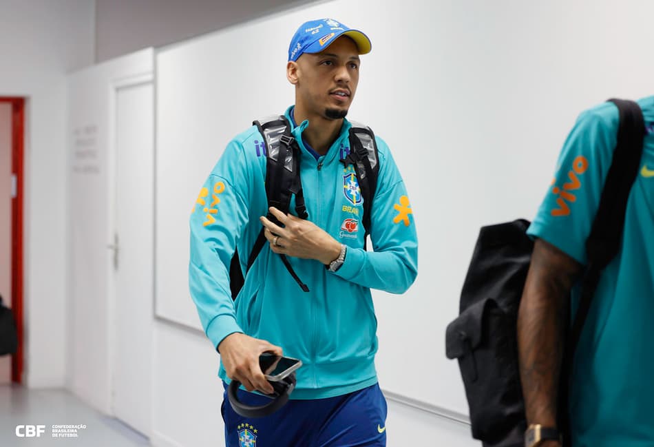 Fabinho na chegada da Seleção Brasileira para amistoso contra a Tunísia