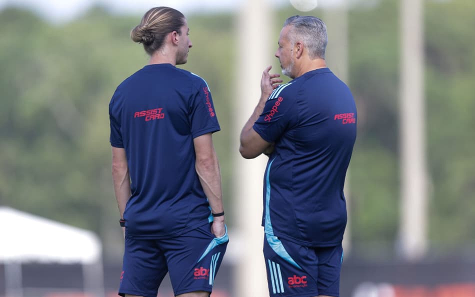 Filipe Luís ao lado de Boto durante treino do Flamengo (Foto: Gilvan de Souza/Flamengo)