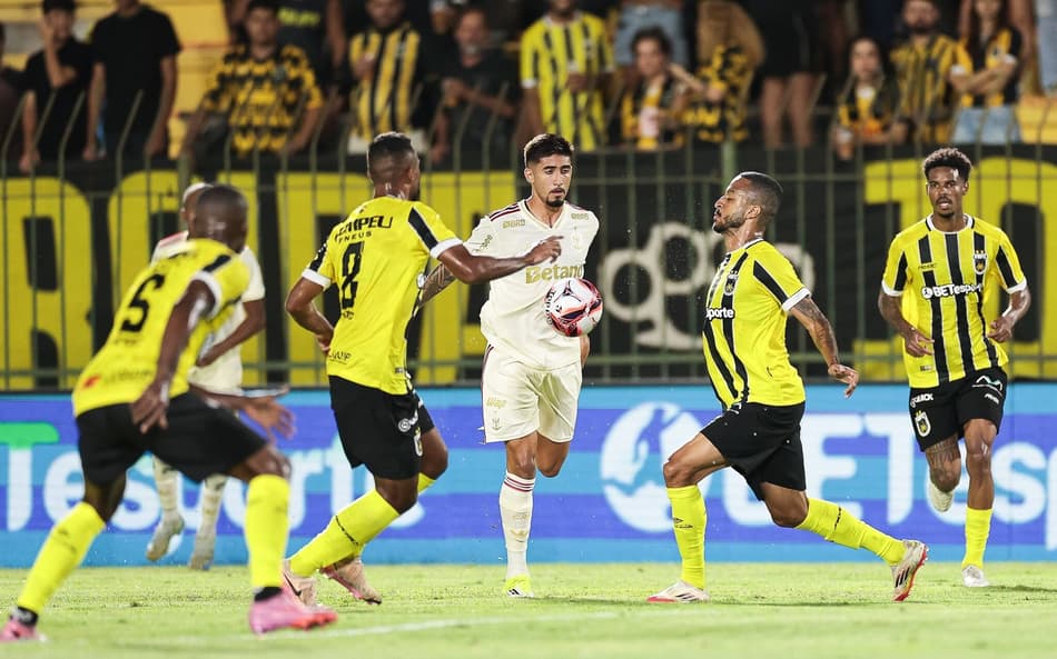 Flamengo tem expulso no início, perde para o Volta Redonda e segue sem vencer no Carioca