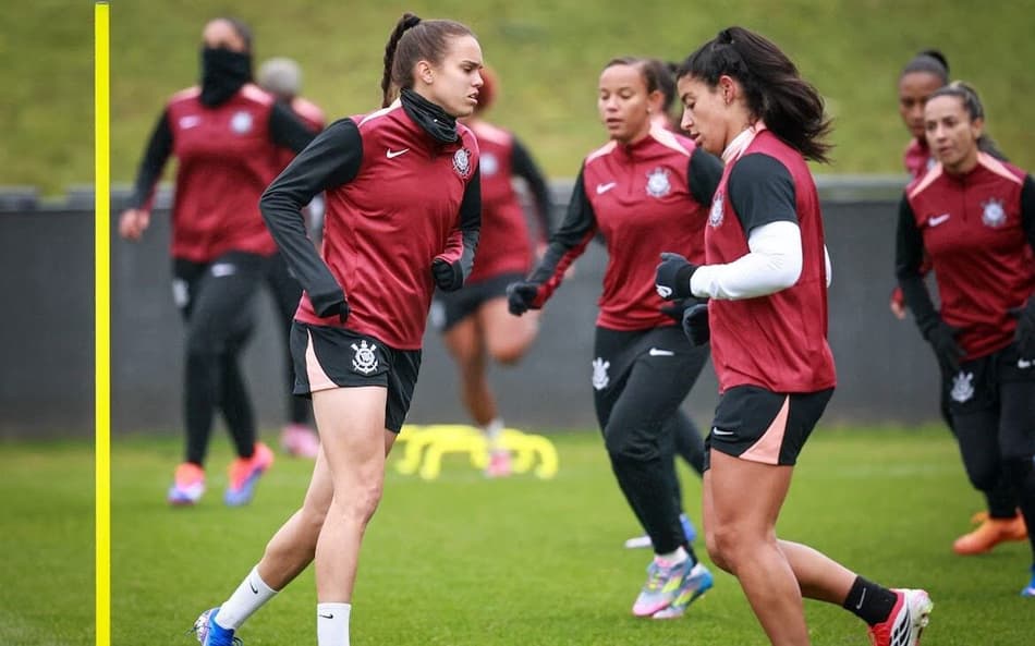 Ana Vitória, Duda Sampaio e demais atletas do Corinthians durante treino em Londres. (Foto: Rodrigo Gazzanel/Corinthians)