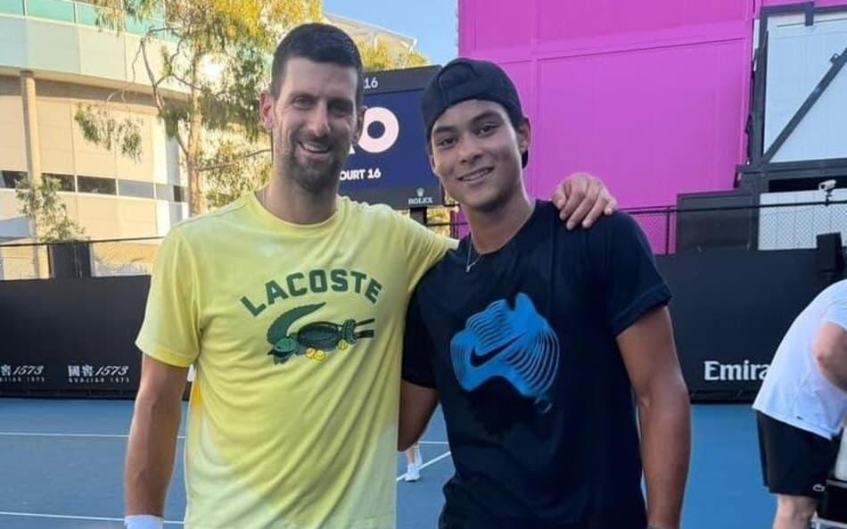 O sérvio Novak Djokovic e o goiano Guto Miguel, após treino no Australian Open (Foto: Rede Tênis Brasil/Divulgação)