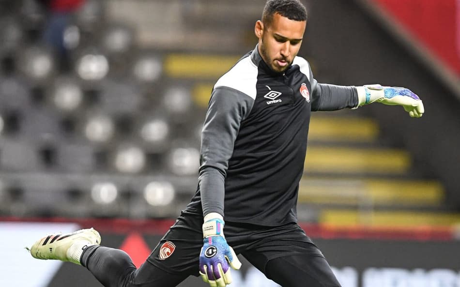 Ex-Flamengo, goleiro Gabriel Batista dá assistência em clássico português