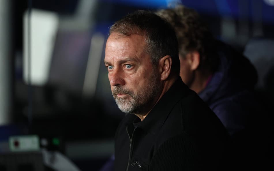 Hansi-Flick observa duelo entre Barcelona e Frankfurt, pela Champions League