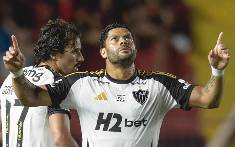 Hulk marca de falta diante do Sport (Foto: Pedro Souza / Atlético)