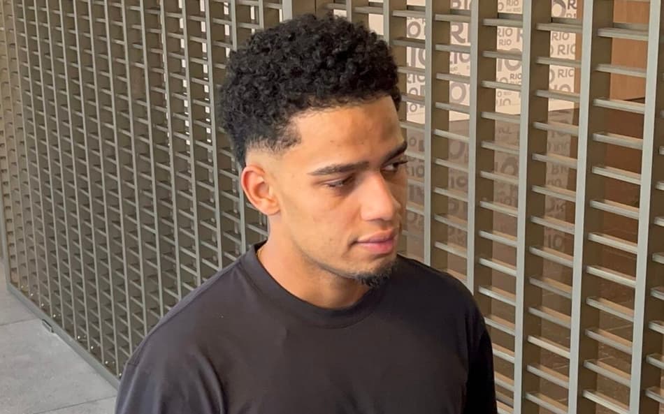 Brenner, reforço do Vasco, conversa com a imprensa na chegada ao Rio de Janeiro (Foto: Maurício Luz / Lance!)