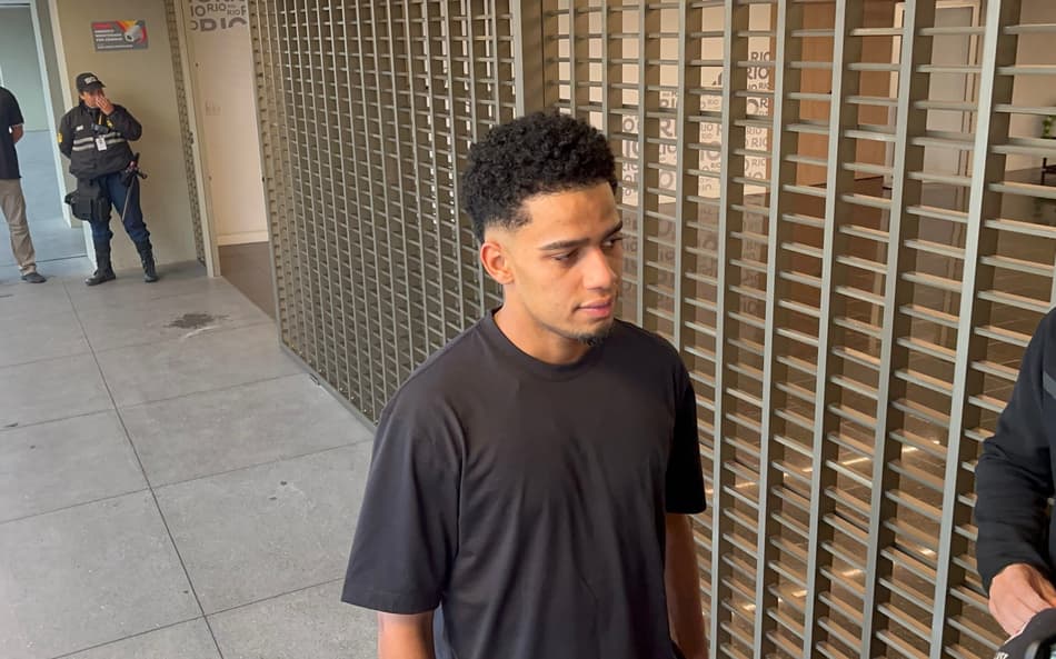 Brenner, reforço do Vasco, conversa com a imprensa na chegada ao Rio de Janeiro (Foto: Maurício Luz / Lance!)