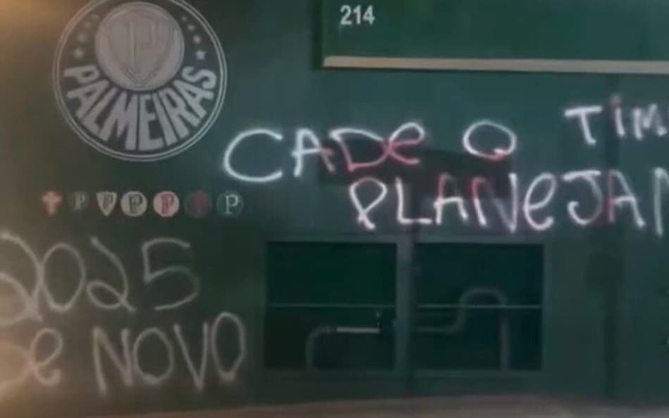 Muros da sede do Palmeiras são pichados após goleada para o Novorizontino: '2025 de novo'