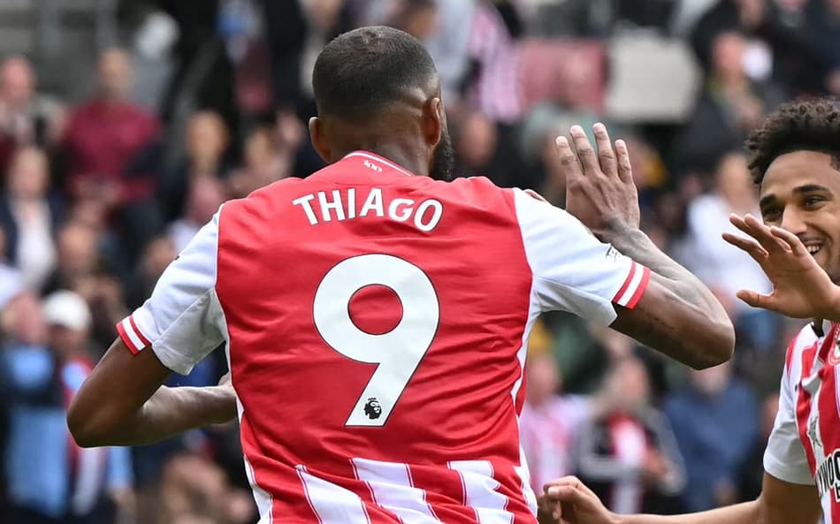 O brasileiro Igor Thiago marca duas vezes contra o Manchester United e é o destaque da sexta rodada da Premier League (Foto: Justin Tallis/AFP)