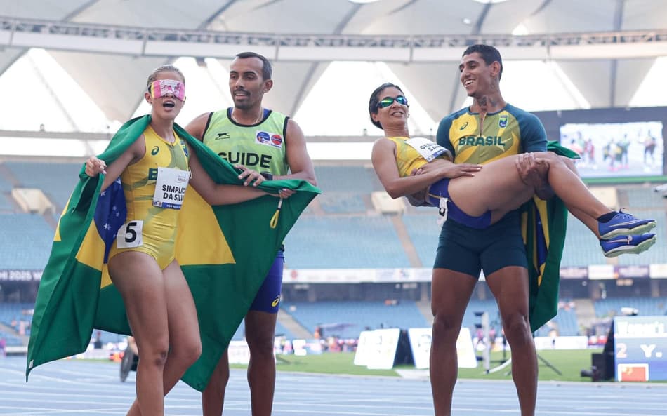 Jerusa Geber e Thalita Simplício comemorando medalhas nos 200m T11 (Foto: Cris Mattos/CPB)