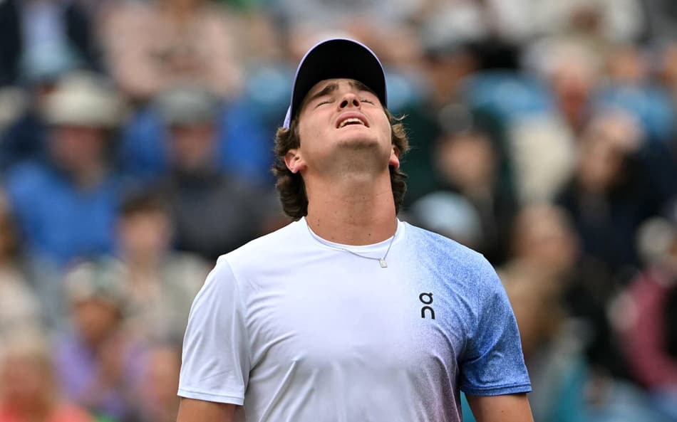 João Fonseca retoma a partida contra Taylor Fritz em Eastbourne (foto: Glyn KIRK / AFP)
