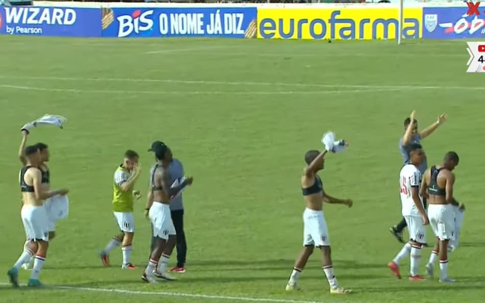 Jogadores do Botafogo-SP comemoram vitória contra o Vasco