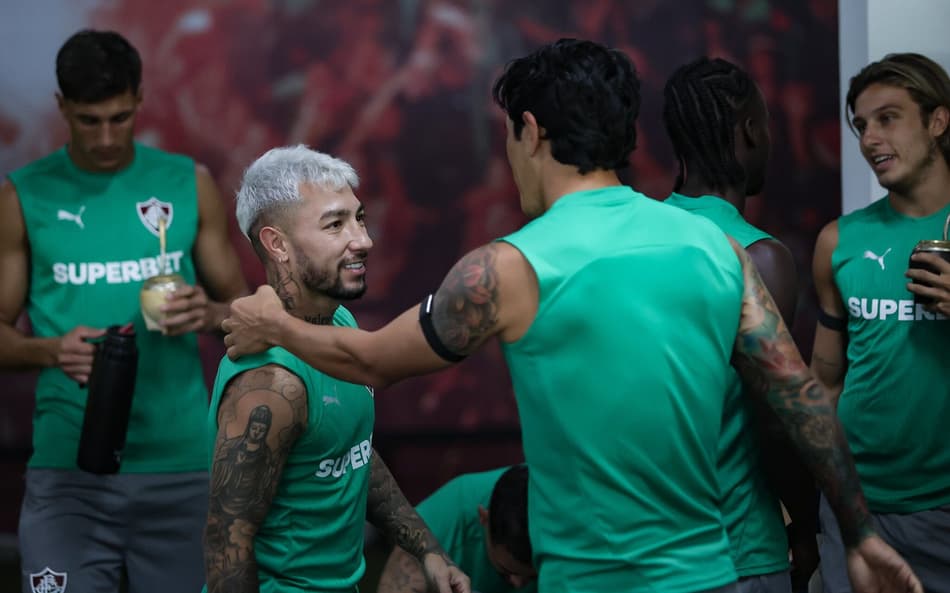 Jogadores do Fluminense em reapresentação (Foto: Lucas Merçon e Marcelo Gonçalves/ Fluminense FC)