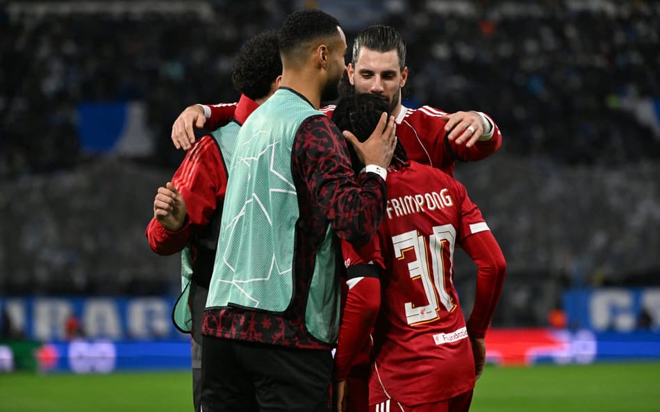 Jogadores do Liverpool comemorando o gol na Champions League (Foto: Miguel Medina/AFP)