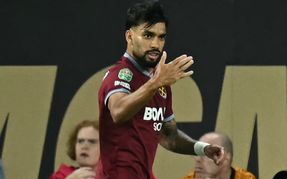 Lucas Paquetá comemora gol marcado pelo West Ham sobre o Wolverhampton, na Copa da Liga Inglesa