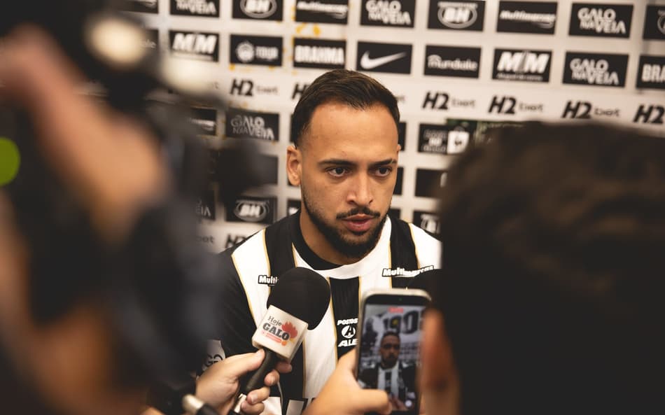 Maycon zona mista de apresentação (Foto: Pedro Souza / Atlético)