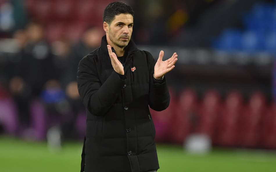 Mikel Arteta aplaude elenco do Arsenal após vitória sobre o Burnley, na Premier League