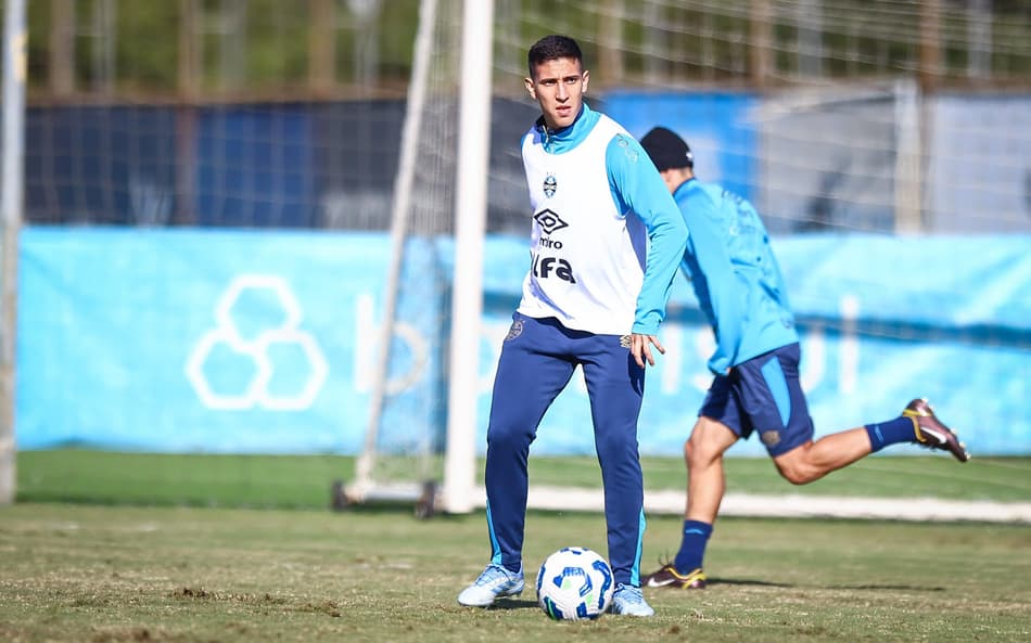 Monsalve com a bola em treinamento do Grêmio. (Foto: Lucas Uebel/Grêmio FBPA)