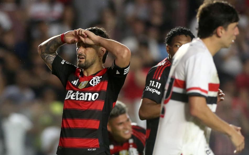 O jogador Arrascaeta se lamenta. Partida entre Sao Paulo e Flamengo valida pelo Campeonato Brasileiro