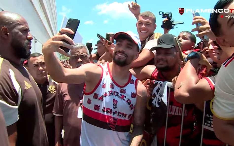 Paquetá com a camisa do Flamengo tirando foto com um torcedor no aeroporto (Foto: Reprodução/FlamengoTV)