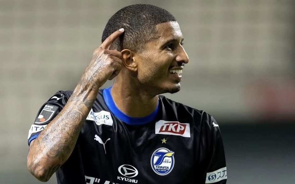 Pereira em ação pelo Oita Trinita, do Japão