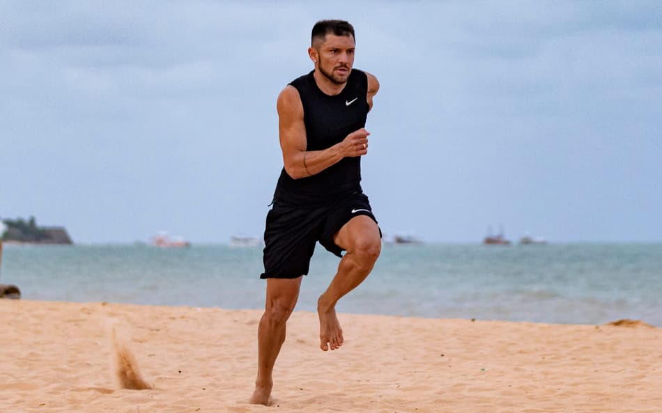 Petrucio Ferreira treinando na orla de João Pessoa (Foto: Cristiano Santos / @santimcristiano)