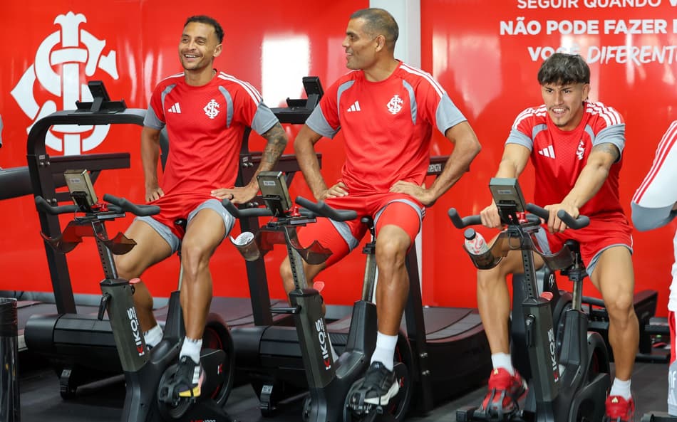 Titulares do Internacional treinam na academia