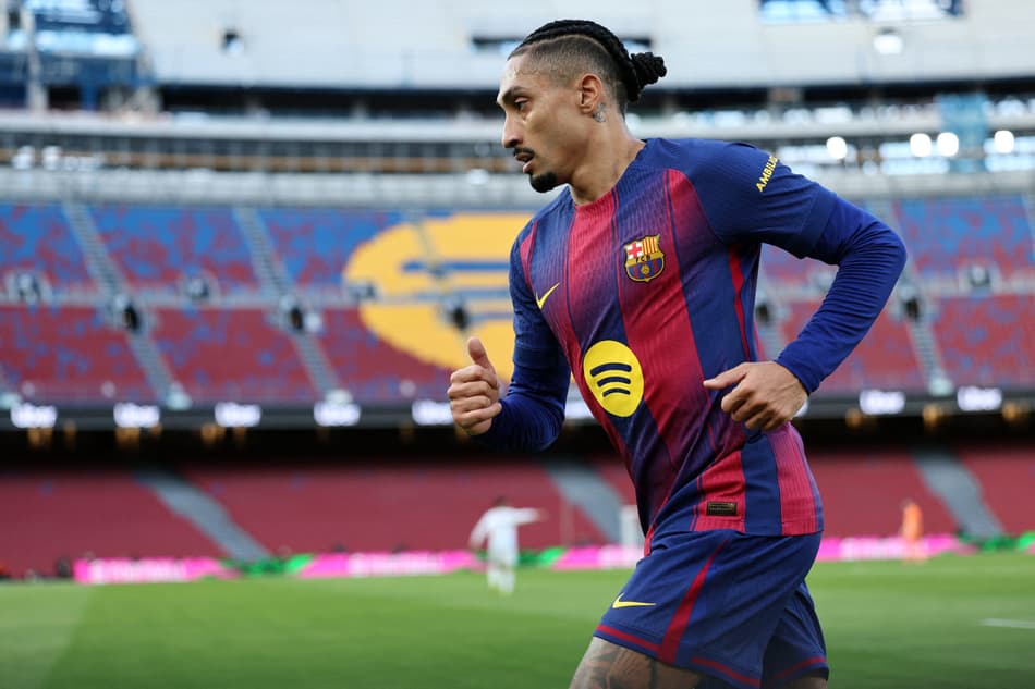 Raphinha em ação no duelo entre Barcelona e Real Oviedo, por La Liga (Foto: Josep LAGO / AFP)