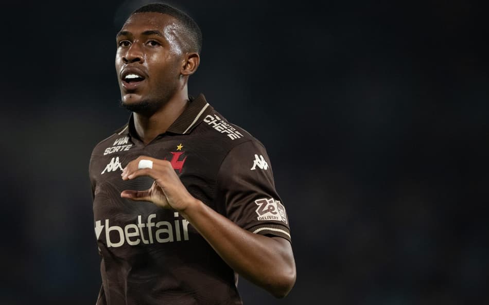 Rayan jogador do Vasco comemora seu gol durante partida contra o Fluminense