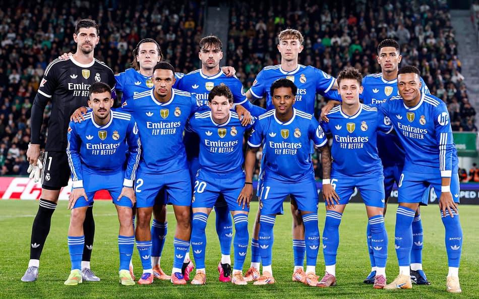 Time do Real Madrid reunido antes do empate por 2 a 2 com o Elche (Foto: Divulgação/Real Madrid)